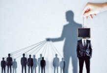 Noam Chomsky – “10 chiến lược thao túng” của truyền thông