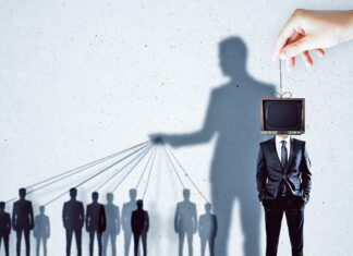 Noam Chomsky – “10 chiến lược thao túng” của truyền thông